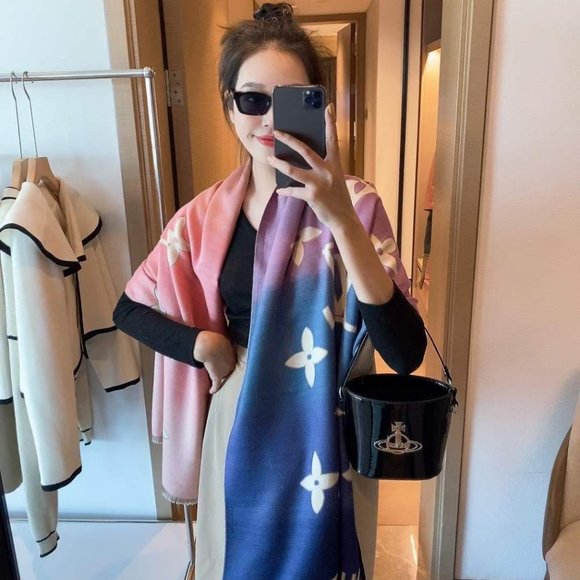 ๐โจAUTHENTICโจ๐Louis Vuitton scarf - Picture 1 of 4